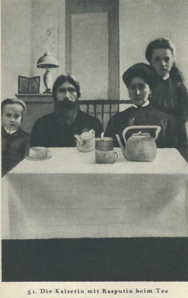 Царица и Распутин во время чаепития (из музея Революции)